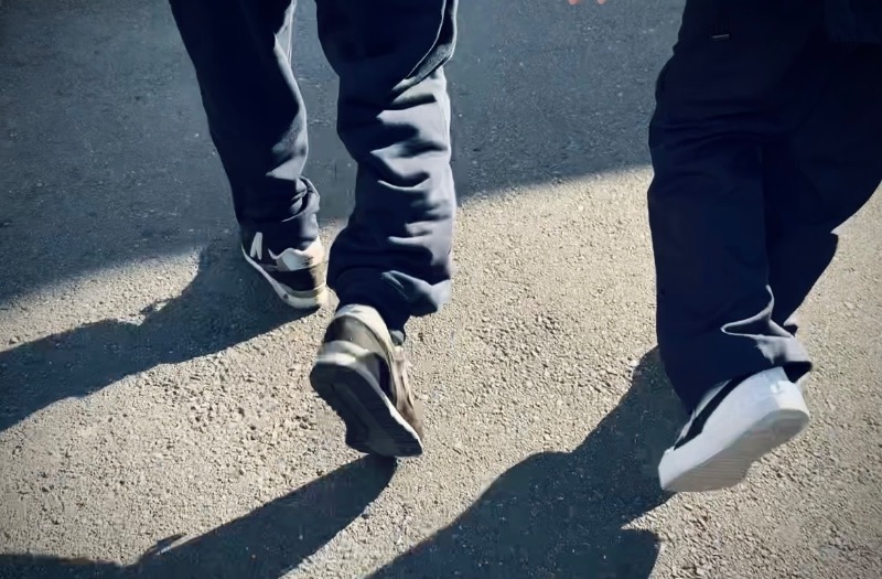 一歩一歩地面を踏みしめて歩く