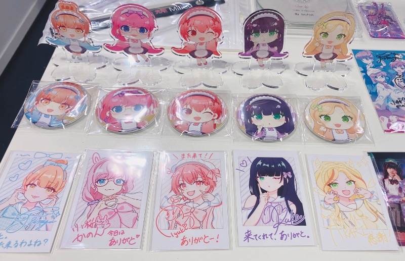 イラストから、アクスタは発注、缶バッジとチェキ風カードは手作りで制作