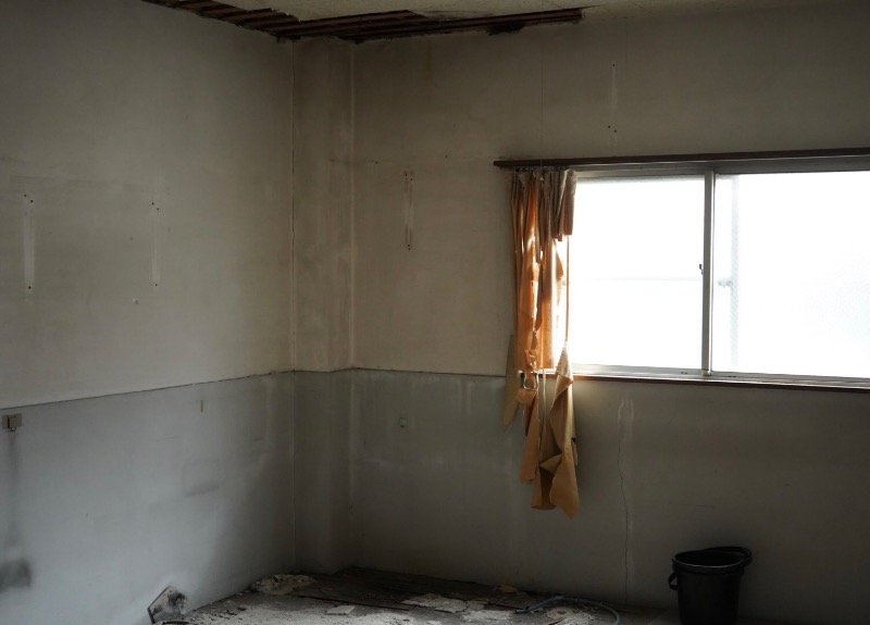 天井が落ち、床が抜けた工場跡