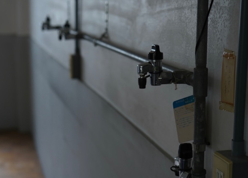 工場内のガス管