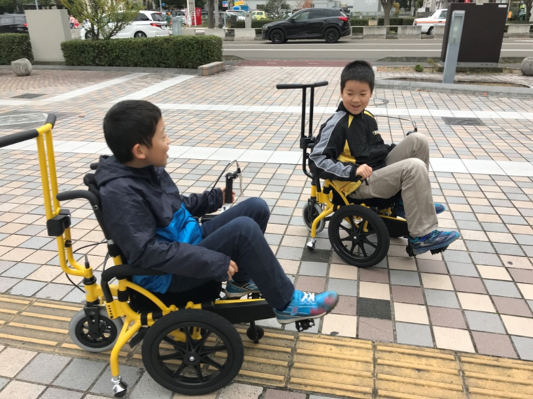 自分の力で一歩前へ。足こぎ車いすCOGY（コギー）を届けたい！（香取