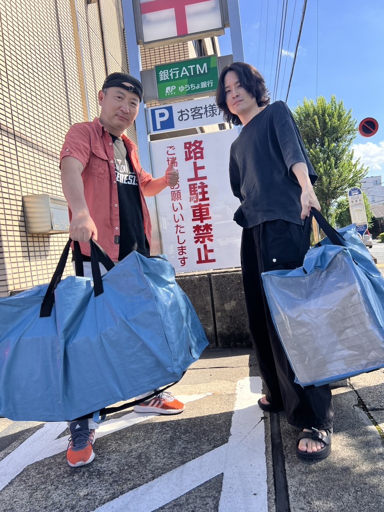 発送をバーン役のYUYAさんが手伝ってくれました！
