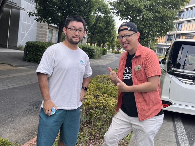 データを引き継いで嬉しそうな羽崎撮影監督（左）