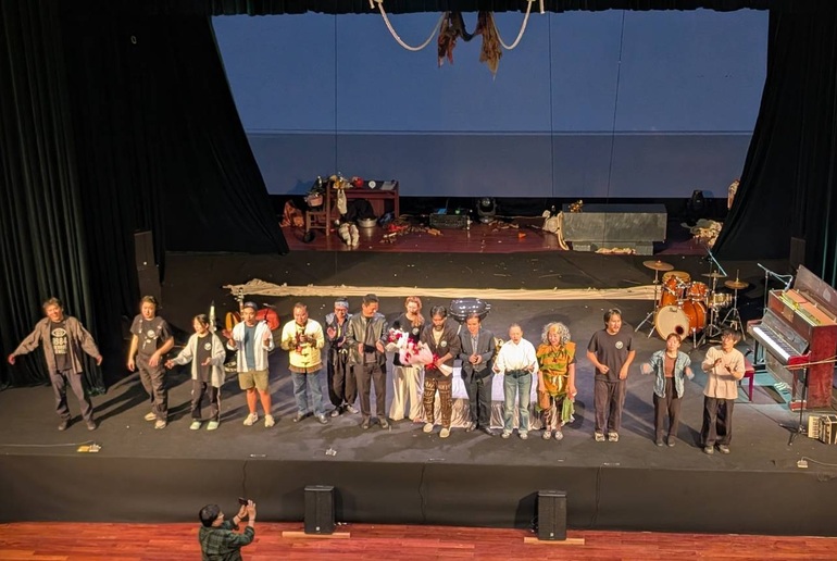 最後に花束をいただき「へい、へい、平和」の歌を合唱！